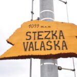 Značka stezky Valaška v korunách stromů na Pustevnách